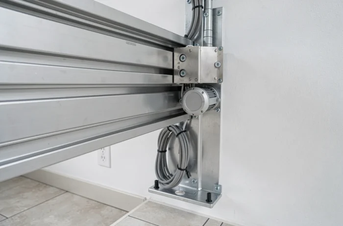 Détail du moteur et des rails d'une porte de garage enroulable installée