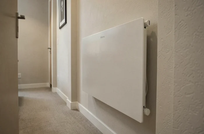 Radiateur électrique Aterno adapté à une configuration de couloir ou petit bureau, illustrant sa polyvalence